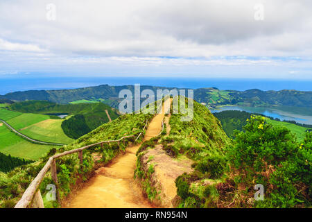 Percorso a piedi e il sentiero che conduce a una vista sui laghi di Sete Cidades, Azzorre, Portogallo al mattino Foto Stock