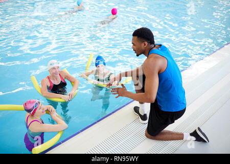 Le donne facendo Aerobica in Acqua Foto Stock