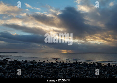 Preso dalla spiaggia di Clevedon guardando attraverso il canale verso Sully Isola Foto Stock