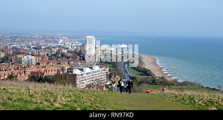Vista di Eastbourne da Beachy Head, East Sussex, Regno Unito. Sole brillante porta la gente fuori per il lungomare in febbraio. Foto Stock