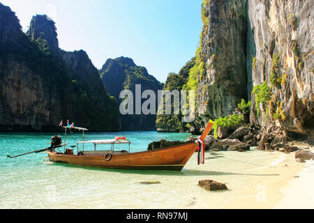 Longtail boat ancorato da spiaggia appartata sull isola di Phi Phi Leh Island, provincia di Krabi, Thailandia. Koh Phi Phi Leh è parte di Mu Ko Phi Phi Parco Nazionale. Foto Stock