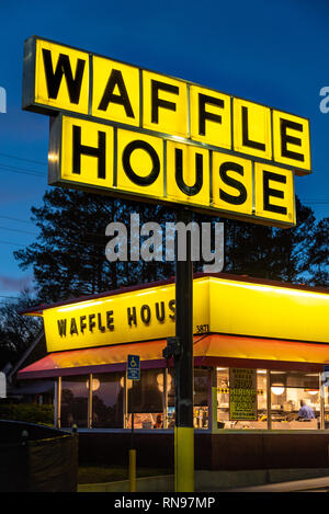 Waffle House Restaurant in Snellville, Georgia. Il 24 ore Waffle House ristorante della catena è una icona culturale in America del Sud. (USA) Foto Stock