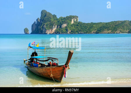 Longtail boat ancorato a Ao Loh Dalum sulla spiaggia di Phi Phi Don Island, Provincia di Krabi, Thailandia. Koh Phi Phi Don è parte di un parco marino nazionale. Foto Stock