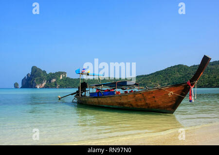 Longtail boat ancorato a Ao Loh Dalum sulla spiaggia di Phi Phi Don Island, Provincia di Krabi, Thailandia. Koh Phi Phi Don è parte di un parco marino nazionale. Foto Stock