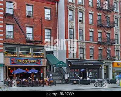NEW YORK CITY - Giugno 2012: l'East Village di Manhattan il 2° Avenue conserva vecchi edifici con un interessante stile art deco e ha un colore Foto Stock