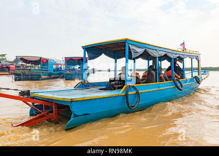 Lago Tonle Sap SIEM REAP, Cambogia, 2 Febbraio 2018: Unidentified turisti viaggiano su imbarcazioni turistiche a lago Tonle Sap nell'Unesco, Siem Reap Cambogia Foto Stock