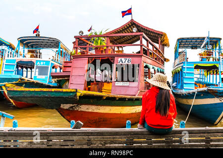 Lago Tonle Sap SIEM REAP, Cambogia, 2 Febbraio 2018: Unidentified turisti viaggiano su imbarcazioni turistiche a lago Tonle Sap nell'Unesco, Siem Reap Cambogia Foto Stock