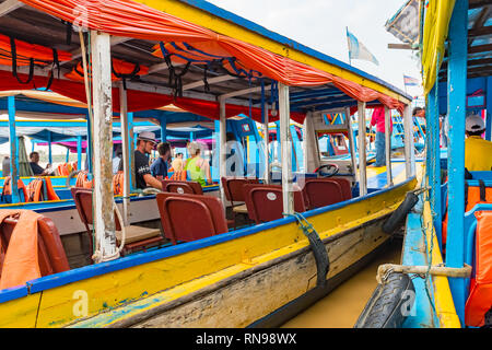 Lago Tonle Sap SIEM REAP, Cambogia, 2 Febbraio 2018: Unidentified turisti viaggiano su imbarcazioni turistiche a lago Tonle Sap nell'Unesco, Siem Reap Cambogia Foto Stock