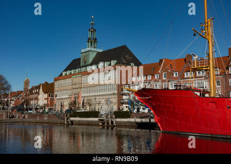 La nave di luce la Amrumbank a Emdem. Museo e ristorante. Il Municipio in background. Germania Foto Stock