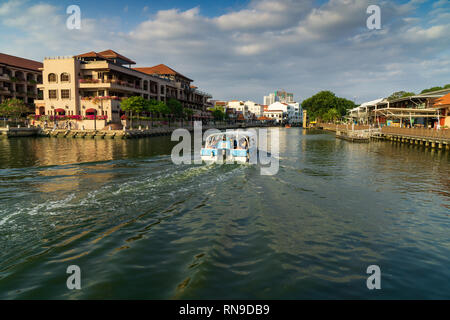 Malacca crociera fluviale lungo il fiume Malacca su un luminoso pomeriggio di sole. Foto Stock