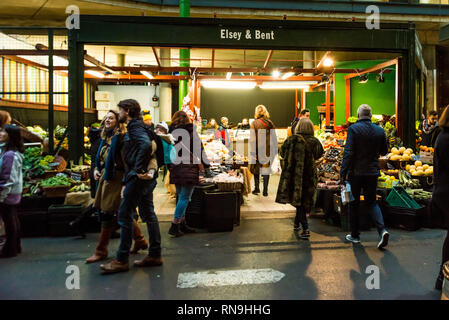 London, Regno Unito - 19 Gennaio 2019: Borough Market, uno dei più antichi, il più grande e il più popolare dei mercati alimentari a Southwark, Londra. Foto Stock