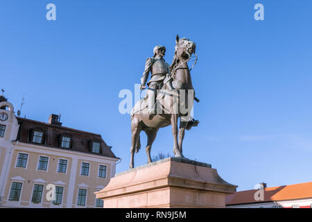 Eksjo, smaland, Svezia - 18 gennaio 2019: Statua di un ussaro classe di cavalleria leggera, in onore del reggimento ussari attivo a Ekso fino al 19 Foto Stock