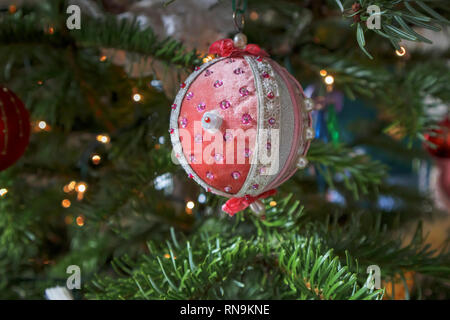In vecchio stile fatto a mano e ricoperta di tessuto tradizionale Pallina natale decorazione con pizzo vintage, realizzato da Tobiolo e l'angelo, su di un albero di Natale Foto Stock