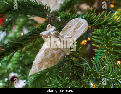 Piuttosto fatti a mano scarpa o pantofola tradizionali decorazioni di Natale su di un albero di Natale, rivestita in tessuto vintage, realizzato da Tobiolo e l'Angelo Foto Stock