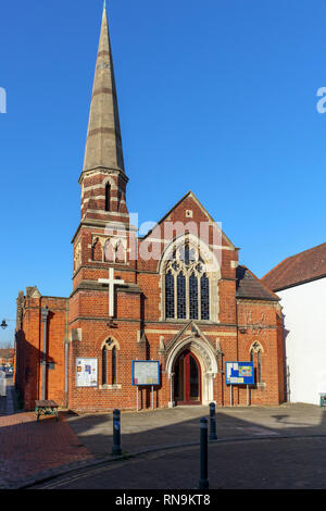 Chiesa unita di Egham, Regno riformata e Chiesa Metodista, con cuspide, High Street, Egham, una città in Runnymede, Surrey, sud-est dell'Inghilterra, Regno Unito Foto Stock