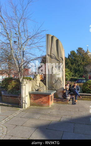 Il re Giovanni scultura di David Parfitt, Egham, una città in Runnymede, Surrey, sud-est dell'Inghilterra, Regno Unito dove la Magna Charta è stato firmato Foto Stock