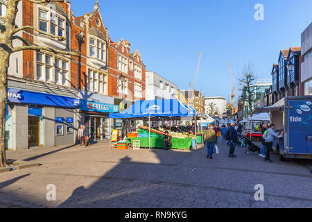 La frutta e la verdura in stallo Staines-Upon-Thames nel mercato High Street, Staines, una città in Spelthorne, Surrey, sud-est dell'Inghilterra, Regno Unito Foto Stock