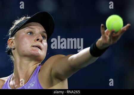 Dubai. Xvii Feb, 2019. Dayana Yastremska dell'Ucraina serve la sfera contro Garbine Muguruza della Spagna durante le Donne Singoli Primo turno match di Dubai Duty Free Tennis WTA Championships 2019 a Dubai, Emirati arabi uniti, Feb.17, 2019. Dayana Yastremska perso 1-2. Credito: Mahmoud Khaled/Xinhua/Alamy Live News Foto Stock