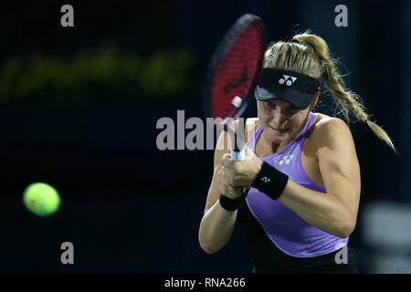 Dubai. Xvii Feb, 2019. Dayana Yastremska dell Ucraina ritorna la sfera contro Garbine Muguruza della Spagna durante le Donne Singoli Primo turno match di Dubai Duty Free Tennis WTA Championships 2019 a Dubai, Emirati arabi uniti, Feb.17, 2019. Dayana Yastremska perso 1-2. Credito: Mahmoud Khaled/Xinhua/Alamy Live News Foto Stock