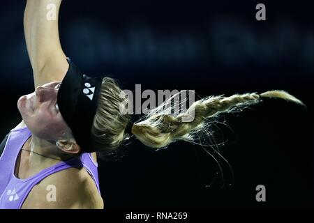 Dubai. Xvii Feb, 2019. Dayana Yastremska dell'Ucraina serve la sfera contro Garbine Muguruza della Spagna durante le Donne Singoli Primo turno match di Dubai Duty Free Tennis WTA Championships 2019 a Dubai, Emirati arabi uniti, Feb.17, 2019. Dayana Yastremska perso 1-2. Credito: Mahmoud Khaled/Xinhua/Alamy Live News Foto Stock