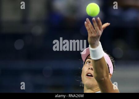 Dubai. Xvii Feb, 2019. Garbine Muguruza di Spagna serve la sfera durante il singolare femminile match di primo turno contro Dayana Yastremska dell'Ucraina di Dubai Duty Free Tennis WTA Championships 2019 a Dubai, Emirati arabi uniti, Feb.17, 2019. Garbine Muguruza ha vinto 2-1. Credito: Mahmoud Khaled/Xinhua/Alamy Live News Foto Stock