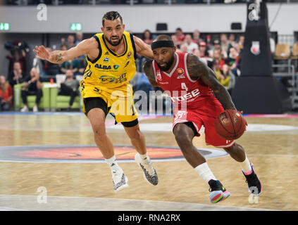 Bamberg, Germania. Xvii Feb, 2019. Brose Bamberg Tyrese del riso (R) controlla la palla sotto la difesa da Alba Berlino Saibou Joshiko durante la partita finale di Coppa Tedesca tra Brose Bamberg e Alba Berlino, a Bamberg in Germania, nel febbraio 17, 2019. Brose Bamberg rivendicato il titolo con 83-82. Credito: Kevin Voigt/Xinhua/Alamy Live News Foto Stock