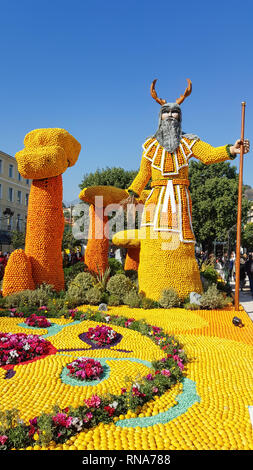 Menton, Francia. 17 feb 2019. Arte fatta di limoni e di arance nella famosa Sagra del limone (Fete du Citron) a Menton, Francia. Il famoso giardino di frutta riceve 230.000 visitatori all'anno. Credito: Giancarlo Liguori/Alamy Live News Foto Stock