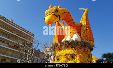 Menton, Francia. 17 feb 2019. Arte fatta di limoni e di arance nella famosa Sagra del limone (Fete du Citron) a Menton, Francia. Il famoso giardino di frutta riceve 230.000 visitatori all'anno. Credito: Giancarlo Liguori/Alamy Live News Foto Stock