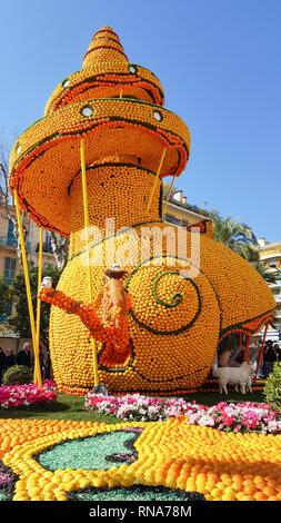 Menton, Francia. 17 feb 2019. Arte fatta di limoni e di arance nella famosa Sagra del limone (Fete du Citron) a Menton, Francia. Il famoso giardino di frutta riceve 230.000 visitatori all'anno. Credito: Giancarlo Liguori/Alamy Live News Foto Stock