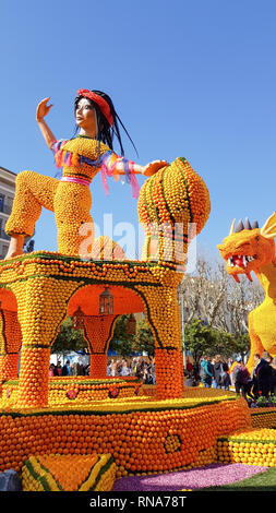 Menton, Francia. 17 feb 2019. Arte fatta di limoni e di arance nella famosa Sagra del limone (Fete du Citron) a Menton, Francia. Il famoso giardino di frutta riceve 230.000 visitatori all'anno. Credito: Giancarlo Liguori/Alamy Live News Foto Stock