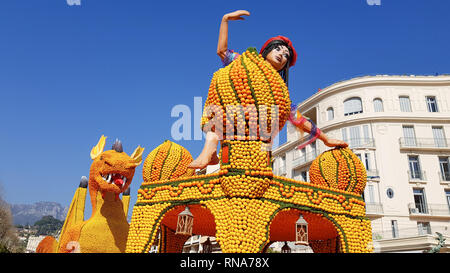 Menton, Francia. 17 feb 2019. Arte fatta di limoni e di arance nella famosa Sagra del limone (Fete du Citron) a Menton, Francia. Il famoso giardino di frutta riceve 230.000 visitatori all'anno. Credito: Giancarlo Liguori/Alamy Live News Foto Stock