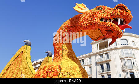 Menton, Francia. 17 feb 2019. Arte fatta di limoni e di arance nella famosa Sagra del limone (Fete du Citron) a Menton, Francia. Il famoso giardino di frutta riceve 230.000 visitatori all'anno. Credito: Giancarlo Liguori/Alamy Live News Foto Stock