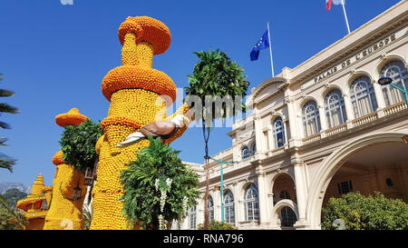 Menton, Francia. 17 feb 2019. Arte fatta di limoni e di arance nella famosa Sagra del limone (Fete du Citron) a Menton, Francia. Il famoso giardino di frutta riceve 230.000 visitatori all'anno. Credito: Giancarlo Liguori/Alamy Live News Foto Stock