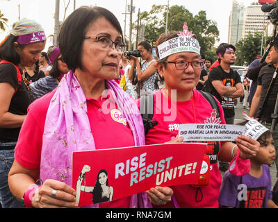 Manila, Filippine. Xvi Feb, 2019. Le donne delle diverse cause-organizzazioni, tenendo cartelloni mentre entrare un miliardo di aumento event.persone di tutti i ceti sociali, raccoglie a Rajah Sulayman Park a unirsi a un miliardo di crescente solidarietà evento, un advocacy chiamando per fermare la violenza contro le donne e i bambini. Credito: Josefiel Rivera SOPA/images/ZUMA filo/Alamy Live News Foto Stock