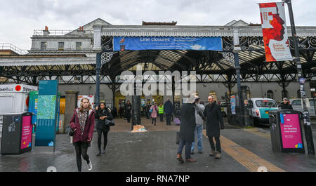 Brighton, Regno Unito. 18 Febbraio, 2019. Stazione ferroviaria di Brighton è stata relativamente tranquilla come questa mattina i pendolari e i viaggiatori diretti da e per Londra ha dovuto utilizzare la Sostituzione rampa autobus tra Brighton e tre ponti a causa della Brighton linea principale del progetto di miglioramento che si svolge tra il XVI e il 24 febbraio Credito: Simon Dack/Alamy Live News Foto Stock