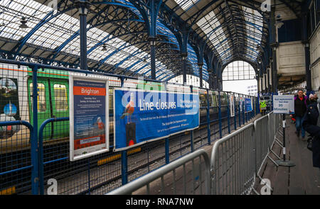 Brighton, Regno Unito. 18 Febbraio, 2019. Stazione ferroviaria di Brighton è stata relativamente tranquilla come questa mattina i pendolari e i viaggiatori diretti da e per Londra ha dovuto utilizzare la Sostituzione rampa autobus tra Brighton e tre ponti a causa della Brighton linea principale del progetto di miglioramento che si svolge tra il XVI e il 24 febbraio Credito: Simon Dack/Alamy Live News Foto Stock