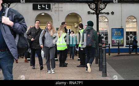 Brighton, Regno Unito. 18 Febbraio, 2019. Stazione ferroviaria di Brighton è stata relativamente tranquilla come questa mattina i pendolari e i viaggiatori diretti da e per Londra ha dovuto utilizzare la Sostituzione rampa autobus tra Brighton e tre ponti a causa della Brighton linea principale del progetto di miglioramento che si svolge tra il XVI e il 24 febbraio Credito: Simon Dack/Alamy Live News Foto Stock