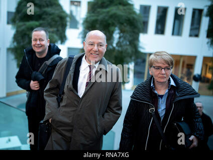 Berlino, Germania. 18 Febbraio, 2019. Gregor Gysi (M), presidente della sinistra europea, Klaus Lederer (l), il senatore per la cultura e per l'Europa di Stato di Berlino e Gabi Zimmer, presidente del gruppo GUE/NGL nel Parlamento europeo, parteciperà alla conferenza stampa con il tema "Sì: siamo Europei - Proposte per un'Europa della giustizia sociale e della parità di condizioni di vita". Credito: Kay Nietfeld/dpa/Alamy Live News Foto Stock