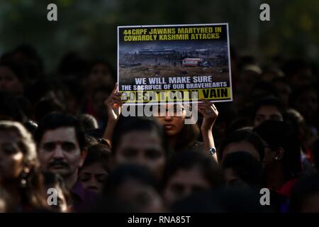 Chennai, India. Xvi Feb, 2019. Uno studente indiano detiene un poster durante una processione per rendere omaggio alla riserva centrale forza di polizia (CRPF) troopers a Chennai il 16 febbraio 2019, a seguito di un attacco contro un convoglio CRPF in Kashmir. - Migliaia di persone in lutto attraverso diverse città indiane 16 febbraio hanno partecipato ai funerali di soldati uccisi in un mortale attentato suicida in indiano-Kashmir amministrato come un round-the-clock coprifuoco resta in vigore in una parte dell'irrequieta regione. Credito: R.Parthibhan Babu/Alamy Live News Credito: R.Parthibhan Babu/Alamy Live News Foto Stock