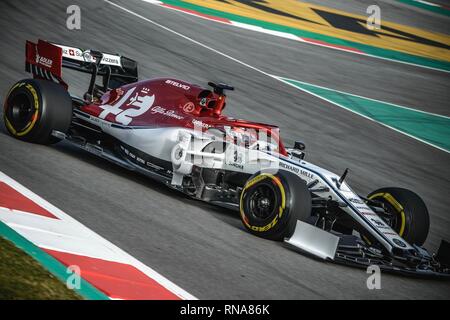 Barcellona, Spagna. 18 Febbraio, 2019. KIMI RAIKKONEN (FIN) dal team Alfa Romeo rigidi durante il giorno uno di Formula Uno dei test invernali sul Circuito de Catalunya Credito: Matthias Oesterle/Alamy Live News Foto Stock