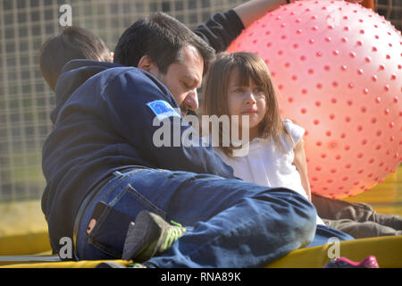 Milano, Italia. Xvii Feb, 2019. Milano, Matteo Salvini presso il parco di divertimenti con i suoi figli Federico e Mirta. Credit: Indipendente Agenzia fotografica/Alamy Live News Foto Stock