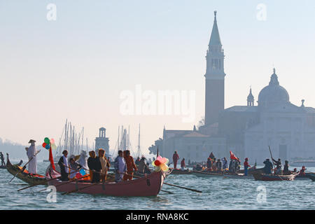 La festa di tutti i veneziani che inaugura il carnevale, dedicato ai cittadini e agli ospiti della città lagunare, questo anno raddoppia con un doppio appuntamento sulle fondamenta di Cannaregio. Domenica, 17 Febbraio alle ore 11.00 l'acqua processione del Coordinamento delle Associazioni Vogue voga alla veneziana si abbasserà gli ormeggi dalla Punta della Dogana lungo il Canal Grande fino a raggiungere il famoso Rio di Cannaregio, dove verrà sfilata in un tripudio di pubblico affollato sulle rive. All'arrivo della mascherata marching barche, l'eno-gastronomica stand sarà aperto da AEPE, che offrirà il Foto Stock