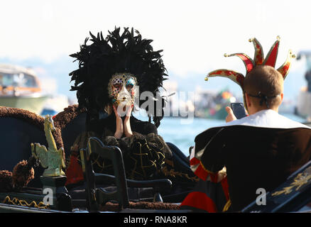 La festa di tutti i veneziani che inaugura il carnevale, dedicato ai cittadini e agli ospiti della città lagunare, questo anno raddoppia con un doppio appuntamento sulle fondamenta di Cannaregio. Domenica, 17 Febbraio alle ore 11.00 l'acqua processione del Coordinamento delle Associazioni Vogue voga alla veneziana si abbasserà gli ormeggi dalla Punta della Dogana lungo il Canal Grande fino a raggiungere il famoso Rio di Cannaregio, dove verrà sfilata in un tripudio di pubblico affollato sulle rive. All'arrivo della mascherata marching barche, l'eno-gastronomica stand sarà aperto da AEPE, che offrirà il Foto Stock