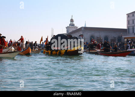 La festa di tutti i veneziani che inaugura il carnevale, dedicato ai cittadini e agli ospiti della città lagunare, questo anno raddoppia con un doppio appuntamento sulle fondamenta di Cannaregio. Domenica, 17 Febbraio alle ore 11.00 l'acqua processione del Coordinamento delle Associazioni Vogue voga alla veneziana si abbasserà gli ormeggi dalla Punta della Dogana lungo il Canal Grande fino a raggiungere il famoso Rio di Cannaregio, dove verrà sfilata in un tripudio di pubblico affollato sulle rive. All'arrivo della mascherata marching barche, l'eno-gastronomica stand sarà aperto da AEPE, che offrirà il Foto Stock