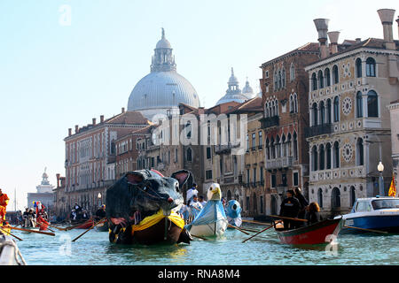 La festa di tutti i veneziani che inaugura il carnevale, dedicato ai cittadini e agli ospiti della città lagunare, questo anno raddoppia con un doppio appuntamento sulle fondamenta di Cannaregio. Domenica, 17 Febbraio alle ore 11.00 l'acqua processione del Coordinamento delle Associazioni Vogue voga alla veneziana si abbasserà gli ormeggi dalla Punta della Dogana lungo il Canal Grande fino a raggiungere il famoso Rio di Cannaregio, dove verrà sfilata in un tripudio di pubblico affollato sulle rive. All'arrivo della mascherata marching barche, l'eno-gastronomica stand sarà aperto da AEPE, che offrirà il Foto Stock