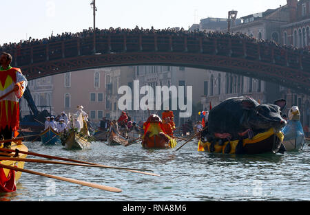 La festa di tutti i veneziani che inaugura il carnevale, dedicato ai cittadini e agli ospiti della città lagunare, questo anno raddoppia con un doppio appuntamento sulle fondamenta di Cannaregio. Domenica, 17 Febbraio alle ore 11.00 l'acqua processione del Coordinamento delle Associazioni Vogue voga alla veneziana si abbasserà gli ormeggi dalla Punta della Dogana lungo il Canal Grande fino a raggiungere il famoso Rio di Cannaregio, dove verrà sfilata in un tripudio di pubblico affollato sulle rive. All'arrivo della mascherata marching barche, l'eno-gastronomica stand sarà aperto da AEPE, che offrirà il Foto Stock