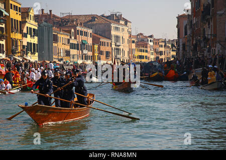 La festa di tutti i veneziani che inaugura il carnevale, dedicato ai cittadini e agli ospiti della città lagunare, questo anno raddoppia con un doppio appuntamento sulle fondamenta di Cannaregio. Domenica, 17 Febbraio alle ore 11.00 l'acqua processione del Coordinamento delle Associazioni Vogue voga alla veneziana si abbasserà gli ormeggi dalla Punta della Dogana lungo il Canal Grande fino a raggiungere il famoso Rio di Cannaregio, dove verrà sfilata in un tripudio di pubblico affollato sulle rive. All'arrivo della mascherata marching barche, l'eno-gastronomica stand sarà aperto da AEPE, che offrirà il Foto Stock