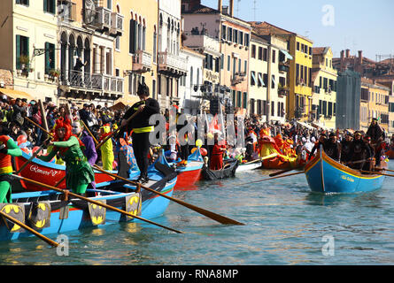 La festa di tutti i veneziani che inaugura il carnevale, dedicato ai cittadini e agli ospiti della città lagunare, questo anno raddoppia con un doppio appuntamento sulle fondamenta di Cannaregio. Domenica, 17 Febbraio alle ore 11.00 l'acqua processione del Coordinamento delle Associazioni Vogue voga alla veneziana si abbasserà gli ormeggi dalla Punta della Dogana lungo il Canal Grande fino a raggiungere il famoso Rio di Cannaregio, dove verrà sfilata in un tripudio di pubblico affollato sulle rive. All'arrivo della mascherata marching barche, l'eno-gastronomica stand sarà aperto da AEPE, che offrirà il Foto Stock