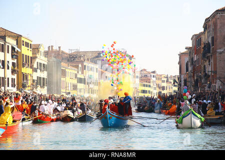 La festa di tutti i veneziani che inaugura il carnevale, dedicato ai cittadini e agli ospiti della città lagunare, questo anno raddoppia con un doppio appuntamento sulle fondamenta di Cannaregio. Domenica, 17 Febbraio alle ore 11.00 l'acqua processione del Coordinamento delle Associazioni Vogue voga alla veneziana si abbasserà gli ormeggi dalla Punta della Dogana lungo il Canal Grande fino a raggiungere il famoso Rio di Cannaregio, dove verrà sfilata in un tripudio di pubblico affollato sulle rive. All'arrivo della mascherata marching barche, l'eno-gastronomica stand sarà aperto da AEPE, che offrirà il Foto Stock