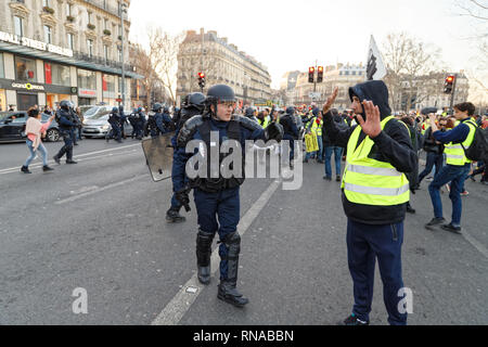 Parigi, Francia. Xvii Feb, 2019. Rally giubbotti di giallo come un omaggio a tutte le vittime, il 17 febbraio 2019 a Parigi, Francia. Credito: Bernard Menigault/Alamy Live News Foto Stock